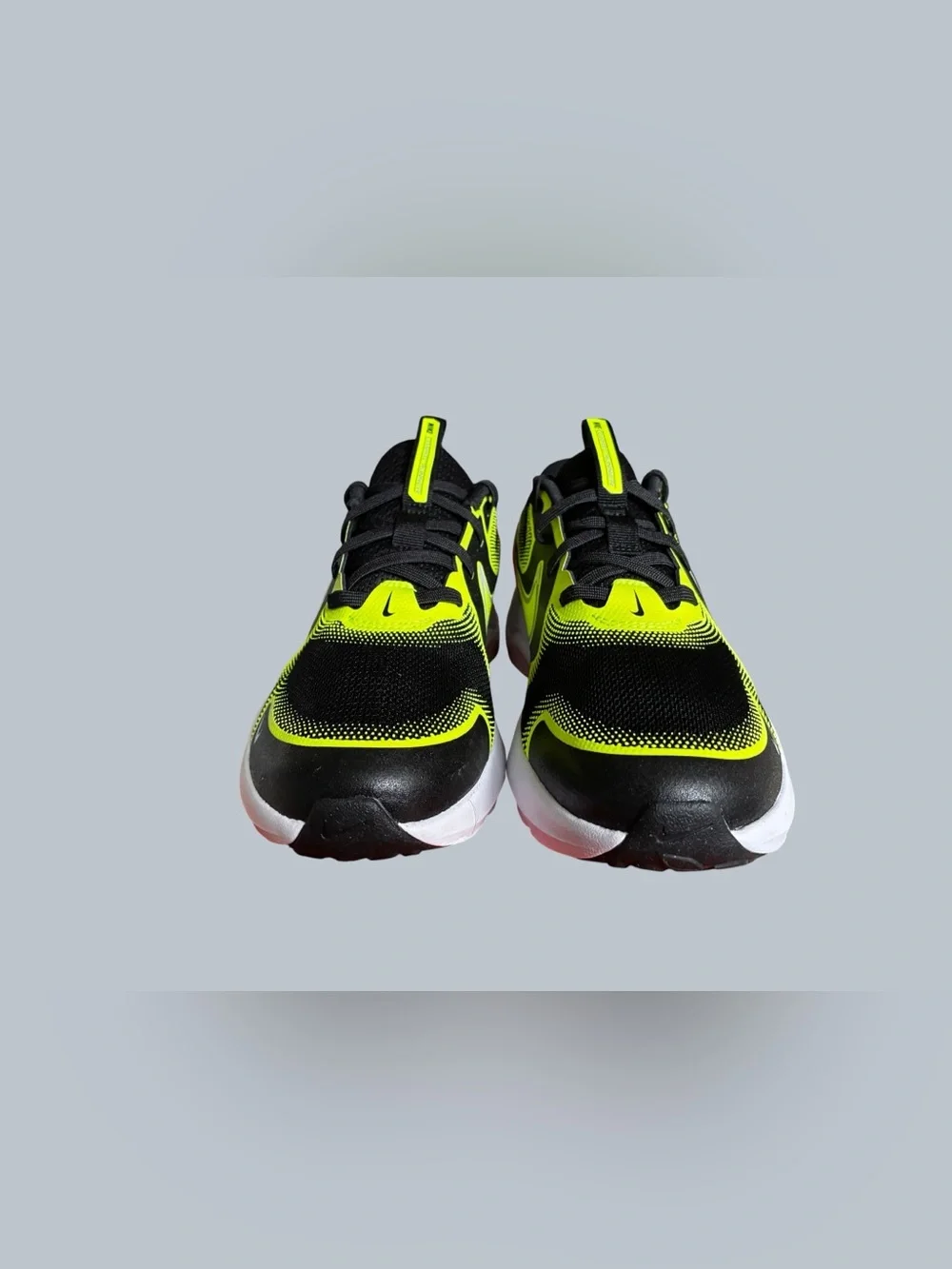 Nike Cosmic Runner Big Kids’ Size US 6.5 youth/men and 8 women NEW